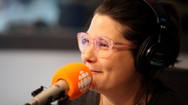 L'auteure Érika Soucy au micro de Radio-Canada