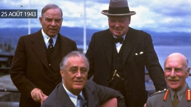 Le président américain Franklin D. Roosevelt, le gouverneur général du Canada le comte d'Athlone, les premiers ministres britannique et canadien Winston Churchill et William Lyon Mackenzie King lors de la conférence de Québec