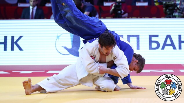 Étienne Briand en action avec son adversaire