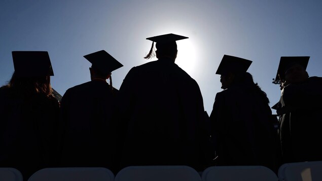 Un groupe d'étudiants lors de leur cérémonie de remise de diplôme.