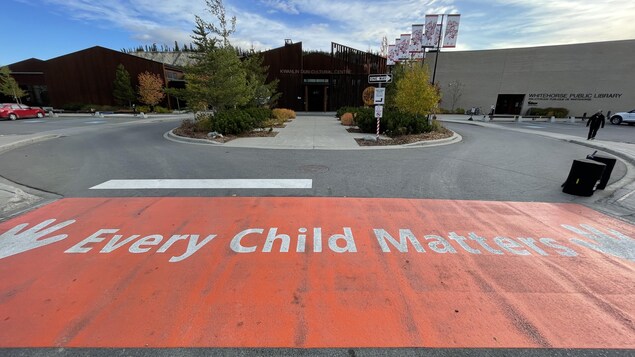Un passage piéton orange avec la dénomination Every Child Matters / Chaque enfant compte à Whitehorse au Yukon.