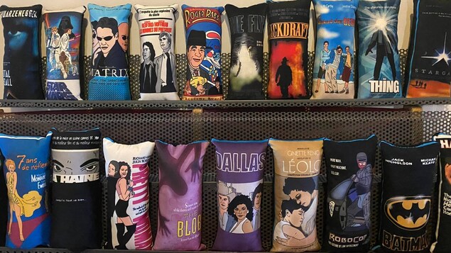 Des coussins alignés sur deux tablettes.
