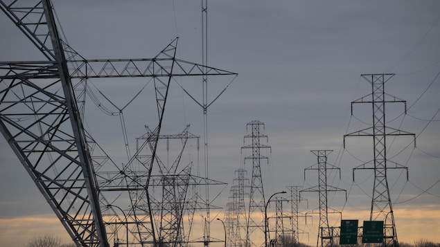 Las torres eléctricas bajo un sol poniente.