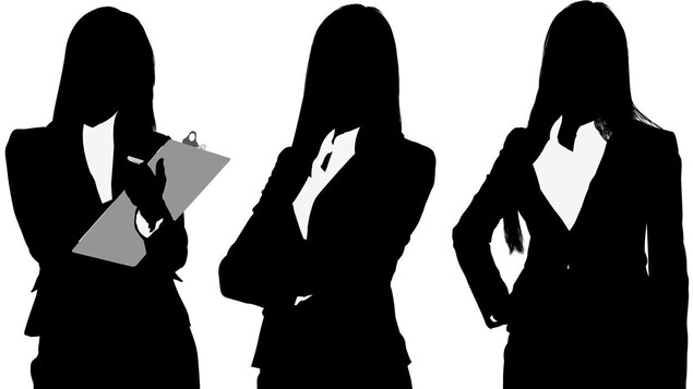 Trois silhouettes dessinées de femmes d'affaires. 
