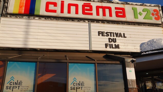 L'enseigne du ciné-centre de Sept-Îles pour le Festival du cinéma, Ciné-7