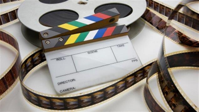 Une bobine de film et une claquette pour tournage de film.