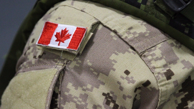 Zoom sur le drapeau du Canada qui figure sur l'uniforme porté par l'un des membres des Forces armées canadiennes.