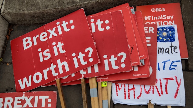 Des pancartes où l'on pose la question à savoir si le Brexit en vaut la peine...