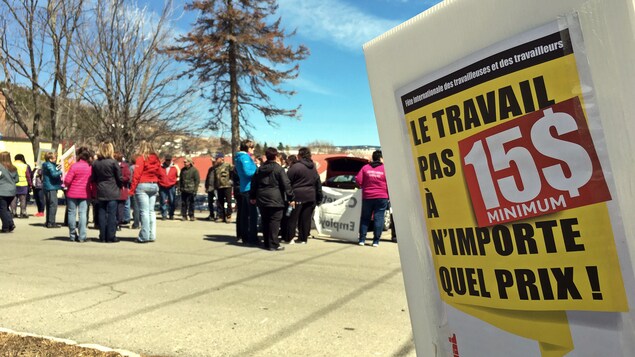 Des manifestants réclament un salaire minimum à 15 $ l'heure.
