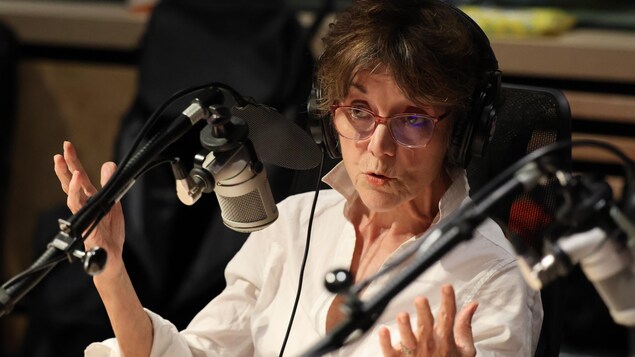 La journaliste Francine Pelletier dans le studio 41 de Radio-Canada.