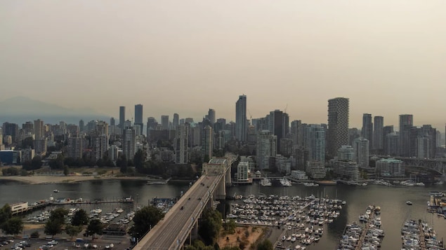Plan large du centre-ville de Vancouver sous la fumée.