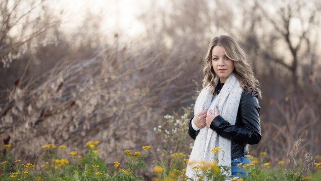 Gabrielle Goulet dans un champ de fleurs.
