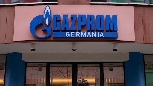 Le siège social de l'entreprise Gazprom Germania, à Berlin : le logo de l'entreprise, avec une flamme sur la branche de la lettre G, trône devant l'entrée d'un édifice. 