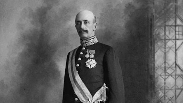 Le général pose en habit militaire Le général pose en habit militaire