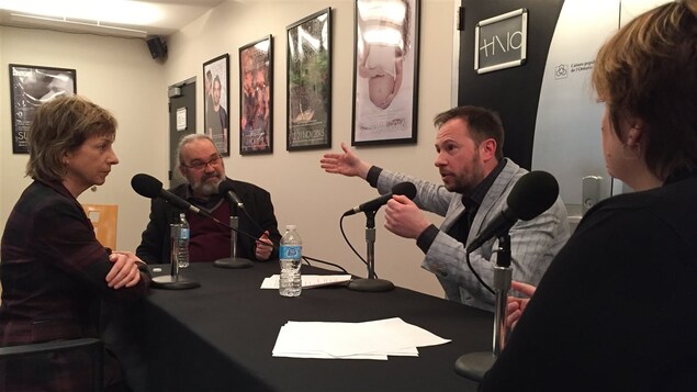De gauche à droite, Johanne Melançon, Jean Marc Dalpé, Éric Robitaille et Geneviève Pineault assis autour d'une table au Théâtre du Nouvel-Ontario. De gauche à droite, Johanne Melançon, Jean Marc Dalpé, Éric Robitaille et Geneviève Pineault assis autour d'une table au Théâtre du Nouvel-Ontario.