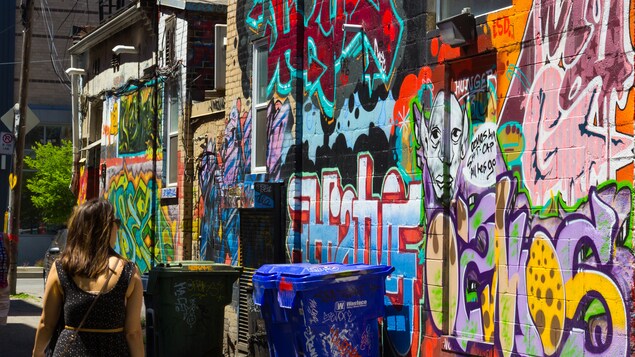 La ruelle Rush à Toronto, reconnue pour ses nombreuses créations murales.