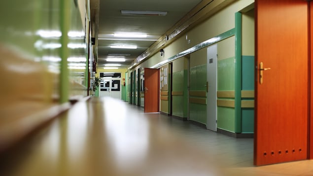 Un corridor d'école