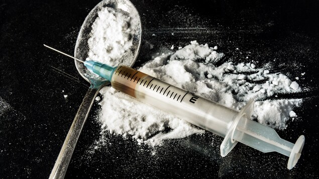 De la drogue, une seringue et une cuillère.