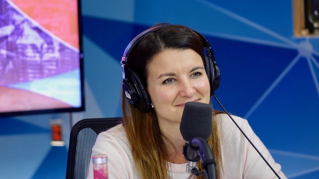 La sommelière Jessica Harnois était de passage dans le studio de l'émission Gravel le matin.