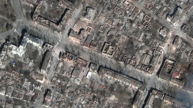 Image satellite fournie par Maxar Technologies montrant des maisons et des bâtiments endommagés à Marioupol, en Ukraine, le mardi 29 mars 2022.