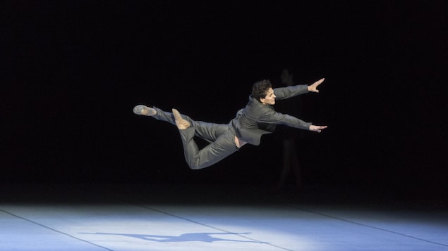 Un danseur à mi-saut, suspendu dans les airs.