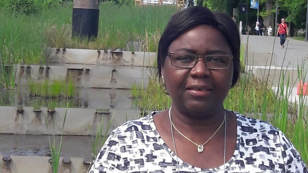 Portrait d'Halimatou Ba souriante.