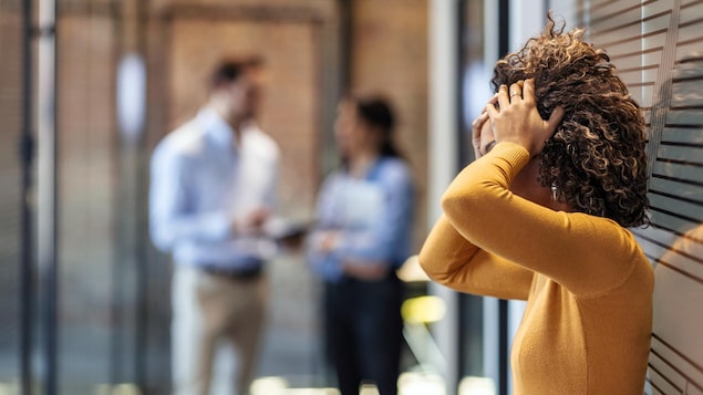 Une femme vit de le stress au bureau.