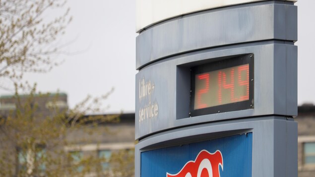 Gros plan sur le prix de l'essence à 214,9 cents le litre affiché par une station-service.