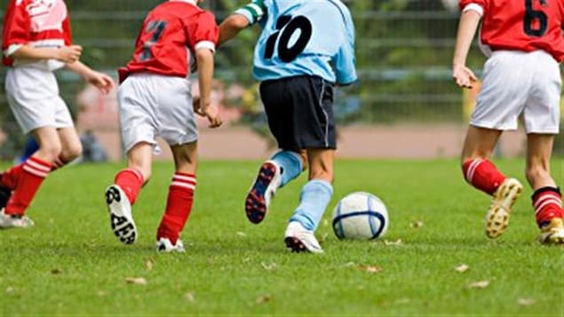 Ils courent derrière le ballon.