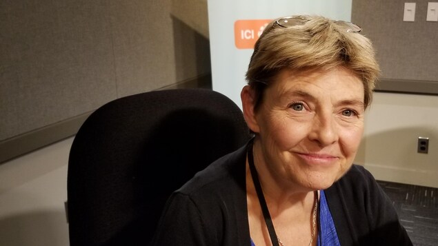 Anne-Marie Brousseau assise dans un studio de radio