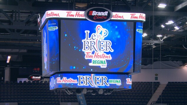 Image d'un écran géant donnant le nom du Brier Tim Horton Regina.