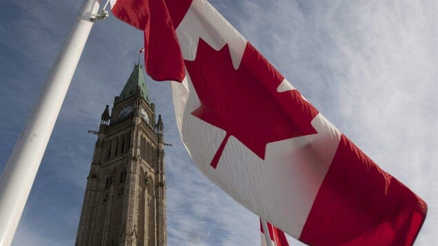 La tour de la Paix à Ottawa se découpe sur le ciel.