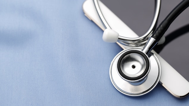 Un stéthoscope posé sur un iPad