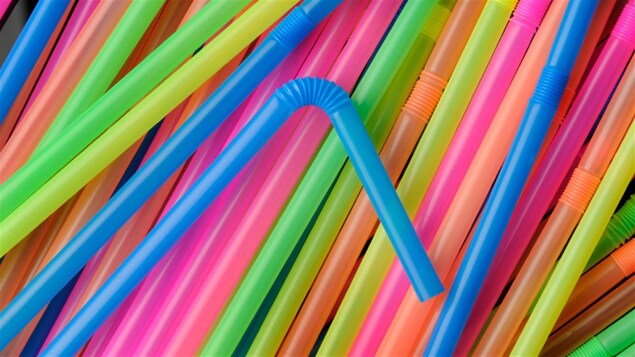 Des pailles multicolores