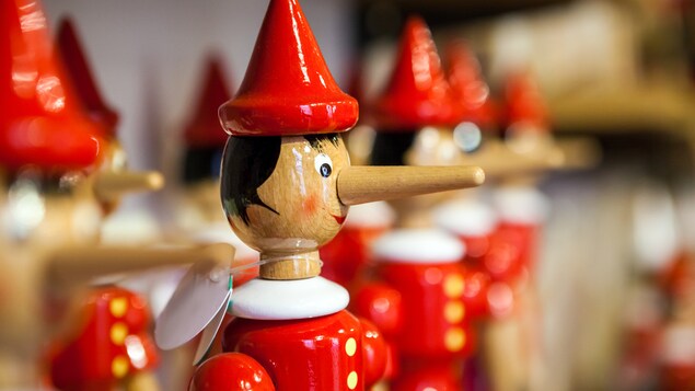 Jouet en forme de Pinocchio, le pantin dont le nez allongeait chaque fois qu'il mentait.