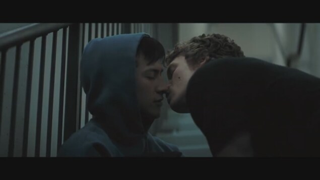 Dans cette image extraite de la série « Heated rivalry », deux personnes sont sur le point de s'embrasser.