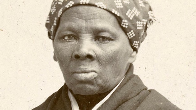 Harriet Tubman regarde la caméra.