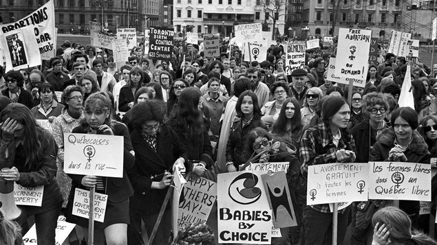 Des personnes  manifestent dans la rue pour le droit à l'avortement.