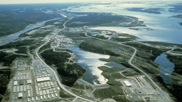 Vue aérienne d'un camp des travailleurs à la baie James.