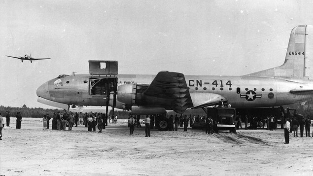 Avion de type Globemaster sur la piste de l'aéroport RAF Gatow après avoir livré des produits de première nécessité à Berlin, le 19 août 1948.