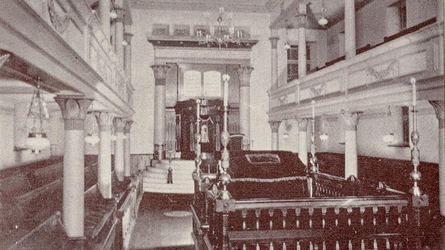 L'intérieur de la synagogue espagnole et portugaise de Montréal.