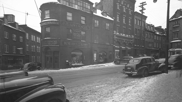 Le commerce J. E. Livernois se trouve à Québec en 1944.