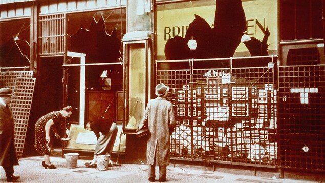 Résultat des attaques contre les commerces de juifs allemands, au lendemain de la Nuit de cristal, en novembre 1938. Résultat des attaques contre les commerces de juifs allemands, au lendemain de la Nuit de cristal, en novembre 1938.