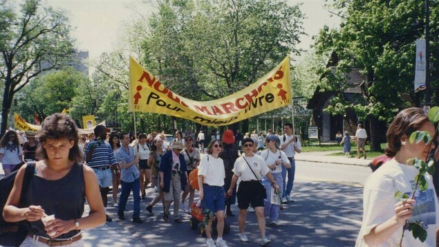 Participantes à la marche Du pain et des roses en 1995.