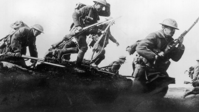 Des soldats canadiens chargent l'ennemi lors de la Première Guerre mondiale.