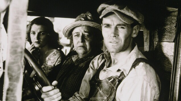 Scène du film tiré du roman Les raisins de la colère, avec Henry Fonda, Dorris Bowden et Jane Darwell.