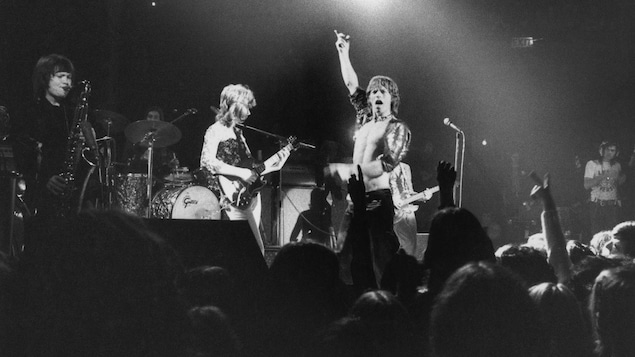 Les Rolling Stones donnent un concert dans une salle de spectacle.