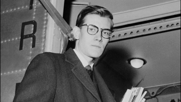 Le couturier Yves Saint-Laurent à Paris en 1957.