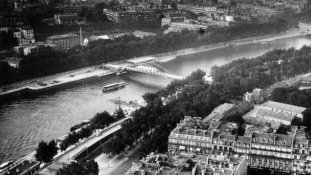 Photo en noir et blanc de Paris et de la Seine en 1928.
