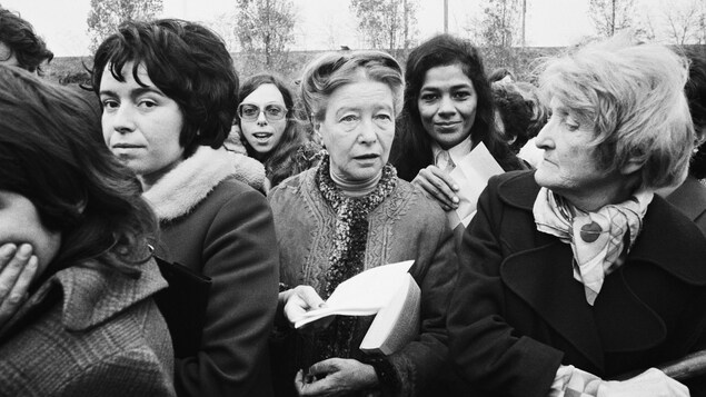 En 1972, un an et demi après le Manifeste des 343, l'auteure féministe Simone de Beauvoir participe à une manifestation pro-avortement lors du procès de Bobigny. En 1972, un an et demi après le Manifeste des 343, l'auteure féministe Simone de Beauvoir participe à une manifestation pro-avortement lors du procès de Bobigny.
